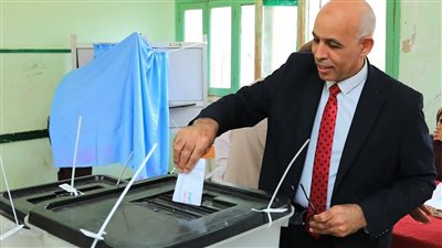 رئيس جامعة كفر الشيخ يدلي بصوته في انتخابات مجلس النواب