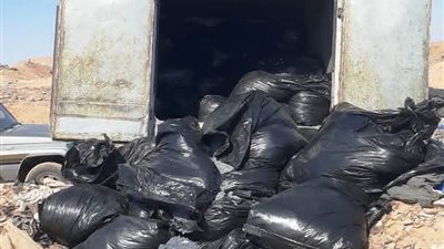 محافظ أسوان يرصد قيام إحدى الشركات بإلقاء كميات من النفايات الطبية الخطرة بالمنطقة الجبلية المتاخمة لحى الصداقة الجديدة 