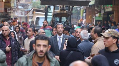 استجابة فورية لمطالب المواطنين.. محافظ دمياط يقود حملة مكبرة لتطهير شارع الشرباصي من الإشغالات