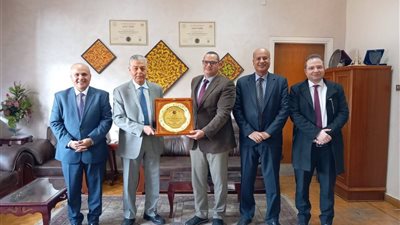 رموز العطاء الأكاديمي.. كلية الحقوق تمنح درع اليوبيل الماسي للدكتور حسن عبد الحميد محمود