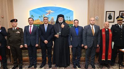 محافظ الجيزة يزور الكنيسة الكاثوليكية لتهنئة الأقباط بعيد الميلاد المجيد