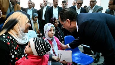 مدبولي يجري حوارا مع المواطنين المترددين على مركز