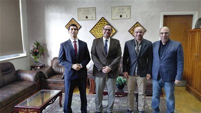 كلية الحقوق جامعة عين شمس تكرّم خريج الشعبة الإنجليزية لتفوقه في جامعة كوين ماري البريطانية