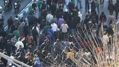 تصاعد الاحتجاجات في إيران عقب سقوط أول قتيل.. والحرس الثوري يحذر 