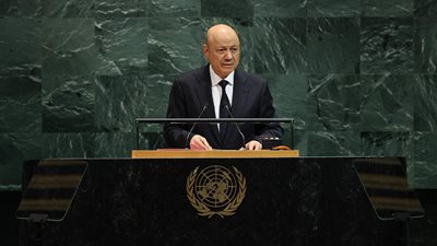 رئيس المجلس الرئاسي اليمني يدعو إلى الحوار ووقف الإجراءات الأحادية