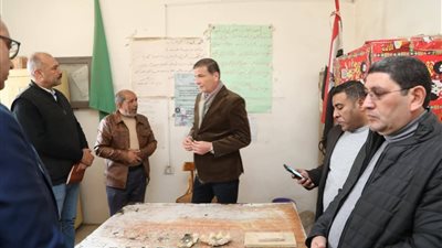 وزير الزراعة يسير أكثر من كيلومترين لمتابعة شكاوى المزارعين بالفيوم وضمان حصولهم على حصص الأسمدة
