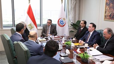 نائب رئيس الوزراء ووزير الصحة يبحث مع شركة «فيلبس» توطين صناعة أجهزة الأشعة