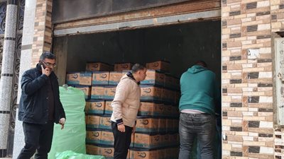 غلق وتشميع منشأة غير مرخصة لتعبئة المياه العادية وطرحها على أنها معدنية بالطالبية