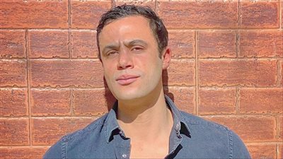 محمد إمام يحيي ذكرى الإمبراطور بصورة من كواليس مسلسل الكينج