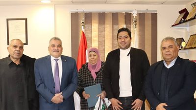 المدير التنفيذي لجهاز حماية وتنمية البحيرات يكرّم عاملين لبلوغهما سن التقاعد