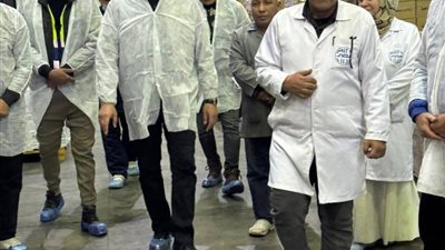 وزير قطاع الأعمال العام يتفقد شركة مصر للمستحضرات الطبية بالقليوبية لتعزيز الإنتاج والتطوير