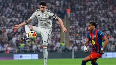 كلاسيكو ناري في نصف النهائي: برشلونة وريال مدريد ينتهيان 2-2 بالشوط الأول للسوبر الإسباني
