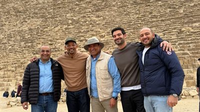 ويل سميث يستكشف أهرامات الجيزة ويعبر عن إعجابه بعظمة الحضارة المصرية