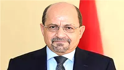 العليمي يعين الزنداني رئيسًا للوزراء ويكلفه بتشكيل الحكومة الجديدة
