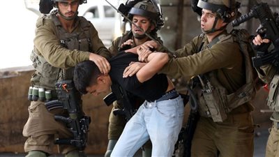 قوات الاحتلال تعتقل 24 فلسطينيا خلال مداهمات بالضفة الغربية والقدس المحتلة