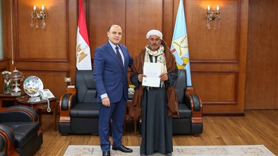  محافظ كفرالشيخ يُسلّم 6 عقود تقنين أراضي أملاك دولة للمستفيدين 