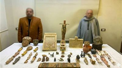 التنقيب بأسيوط والبيع في المنيا.. ضبط شخصين بحوزتهما 53 قطعة أثرية نادرة