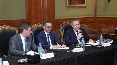 وزير الاستثمار يشارك في مائدة مستديرة لتعزيز فرص صناعة الدينيم والنسيج مع الشركات التركية