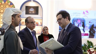وزير الثقافة يتفقد أجنحة معرض الكتاب ويستلم إهداء حاكم الشارقة للرئيس