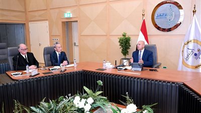 في خطوة لتعزيز الاقتصاد الوطني.. وزير الصناعة يبحث فرص توسيع استثمارات تويوتا في مصر