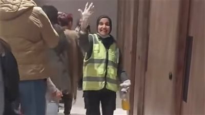 ضحكتها زايدة حتة.. عاملة نظافة بالمتحف المصري الكبير تثير إعجاب السائحين