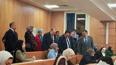  في ختام الامتحانات.. رئيس جامعة القاهرة يتفقد 