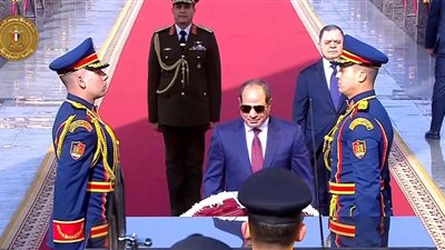 الرئيس السيسي يضع إكليلا من الزهور على النصب التذكاري لشهداء الشرطة