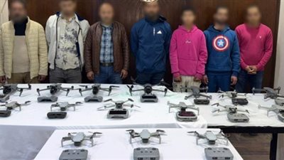 بدون تصريح.. ضبط 7 أشخاص بحوزتهم 16 طائرة 