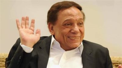 بعيداً عن الأضواء.. كيف يقضي الزعيم عادل إمام وقته مع عائلته وأحفاده؟