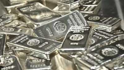 الفضة تهوي 30% والذهب يتراجع 10% مع انحسار مخاوف استقلالية «الفيدرالي»