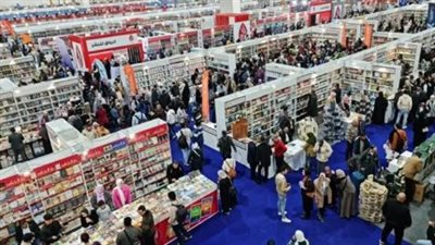 من شراء الكتب إلى الصور التذكارية.. لماذا أصبح معرض الكتاب حدثًا اجتماعيًا؟