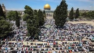 70 ألف مصلٍ يتحدون قيود الاحتلال ويؤدون الجمعة في الأقصى