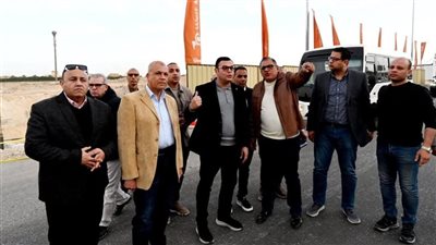 وزير الإسكان يتفقد مشروعات تطوير الطرق والمحاور الرئيسية بمدينة الشيخ زايد