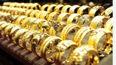 سوق الذهب في مصر والعالم.. استقرار محلي وسط إعصار من المكاسب العالمية