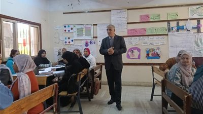 مدير تعليم قنا يتابع فعاليات البرامج التدريبى 