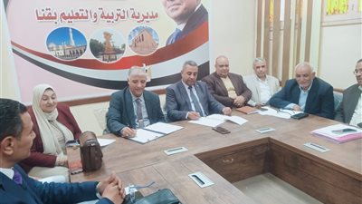 خلال اجتماع موسع.. مدير تعليم قنا يناقش الإجراءات الإدارية والفنية المنظمة لبداية الفصل الدراسي الثاني