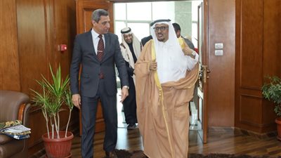 محافظ السويس والقنصل السعودي يتفقدان مكتب تصديق الخارجية بالغرفة التجارية 