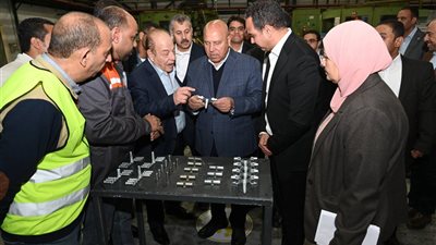 وزير الصناعة: لا تهاون مع المنشآت الصناعية الوهمية حفاظًا على سمعة المنتج المصري
