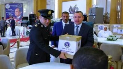 الداخلية تقدم هدايا وأجهزة كهربائية لأسر النزلاء والمفرج عنهم بمناسبة عيد الشرطة