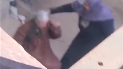 قلب ولدى عليا حجر.. ضبط سيدة اعتدت على والدتها المسنة بعصا خشبية في الشرقية