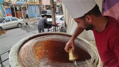 مزاج رمضان… الكنافة والقطايف، حلوى نعرفها طوال العام ويصنعها رمضان