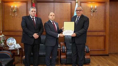 محافظ كفرالشيخ يكرم الكوادر الطبية المتميزة 
