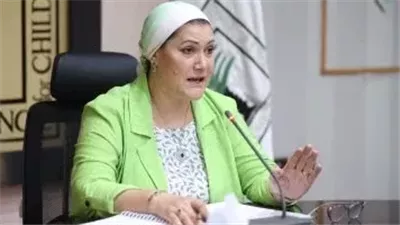 حماية الأطفال على الإنترنت في مائدة مستديرة.. رئيسة المجلس القومي للطفولة تشارك في النقاش
