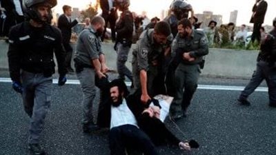 قمع واعتقالات.. شرطة الاحتلال تشتبك مع 