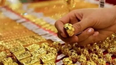 الذهب يفقد مكاسبه بعد قمة قياسية في انتظار قرارات الاحتياطي الفيدرالي
