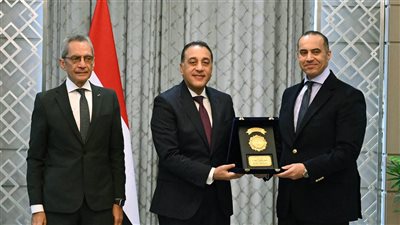 بالصور.. كواليس لقاء رئيس الوزراء مع الوزراء السابقين والجدد قبل الاجتماع الأول