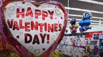 هدايا عيد الحب: لماذا تعتبر تذاكر الحفلات والملاحظات المكتوبة أفضل من المجوهرات؟