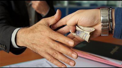 الإكرامية أم رشوة؟ تفاصيل قانونية تحسم الجدل حول «التيبس» في المجتمع المصري