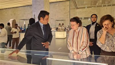 وزيرة الثقافة اليونانية تزور المتحف القومي للحضارة المصرية وتشيد بثراء الحضارة