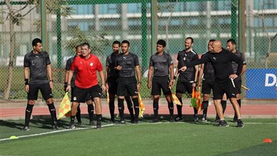 أوسكار رويز يقود تدريبًا عمليًا لـ20 حكمًا بمركز المنتخبات الوطنية